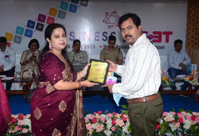 সম্মাননা প্রদান করা হলো কবি, সম্পাদক ও প্রকাশক ফারুক আহমেদকে