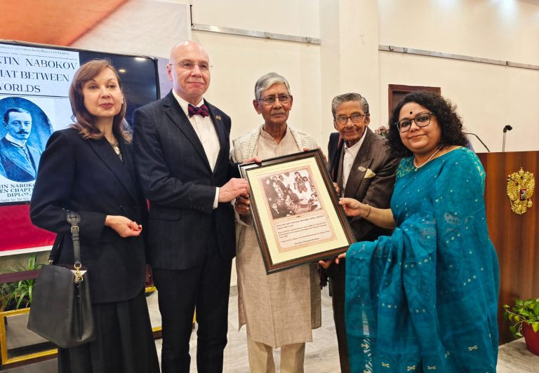 কবি কাজী নজরুল ইসলামের পারিবারিক একটি ছবি তুলে দেওয়া হয় রাশিয়ান ফেডারেশনের কনসাল জেনারেল ম্যাক্সিম কোজলভের হাতে